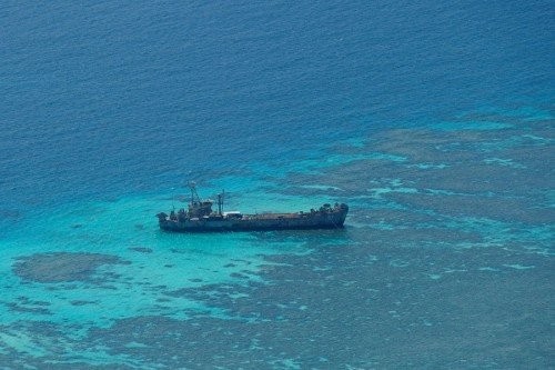 Tàu chiến hỏng của Philippines trên bãi Cỏ Mây (nằm trong quần đảo Trường Sa thuộc chủ quyền của Việt Nam) do máy bay trực thăng Trung Quốc chụp.